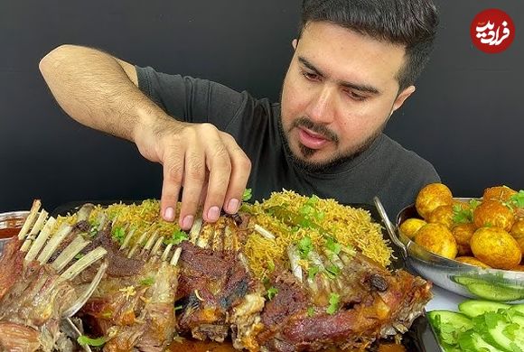 (وبدئو) خوردن 5 کیلوگرم چلو دنده گوسفند و تخم مرغ توسط جوان مشهور پاکستانی