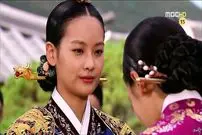 عکس| سفر زمان؛ «ملکه اینوون» (سریال دونگ‌یی) در 38 سالگی در یک خانۀ عروسکی