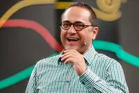 (ویدیو) جاسازی مواد مخدر در ماشین رامبد جوان در دوربین مخفی