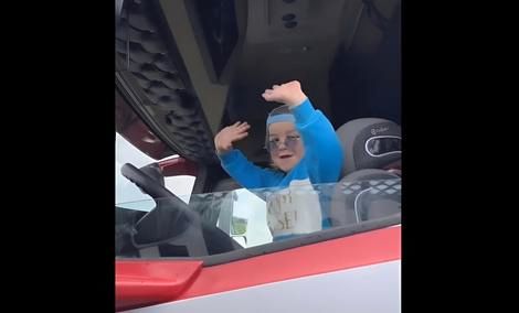 (ویدیو) مهارت فوق العاده یک کودک در رانندگی با تریلی