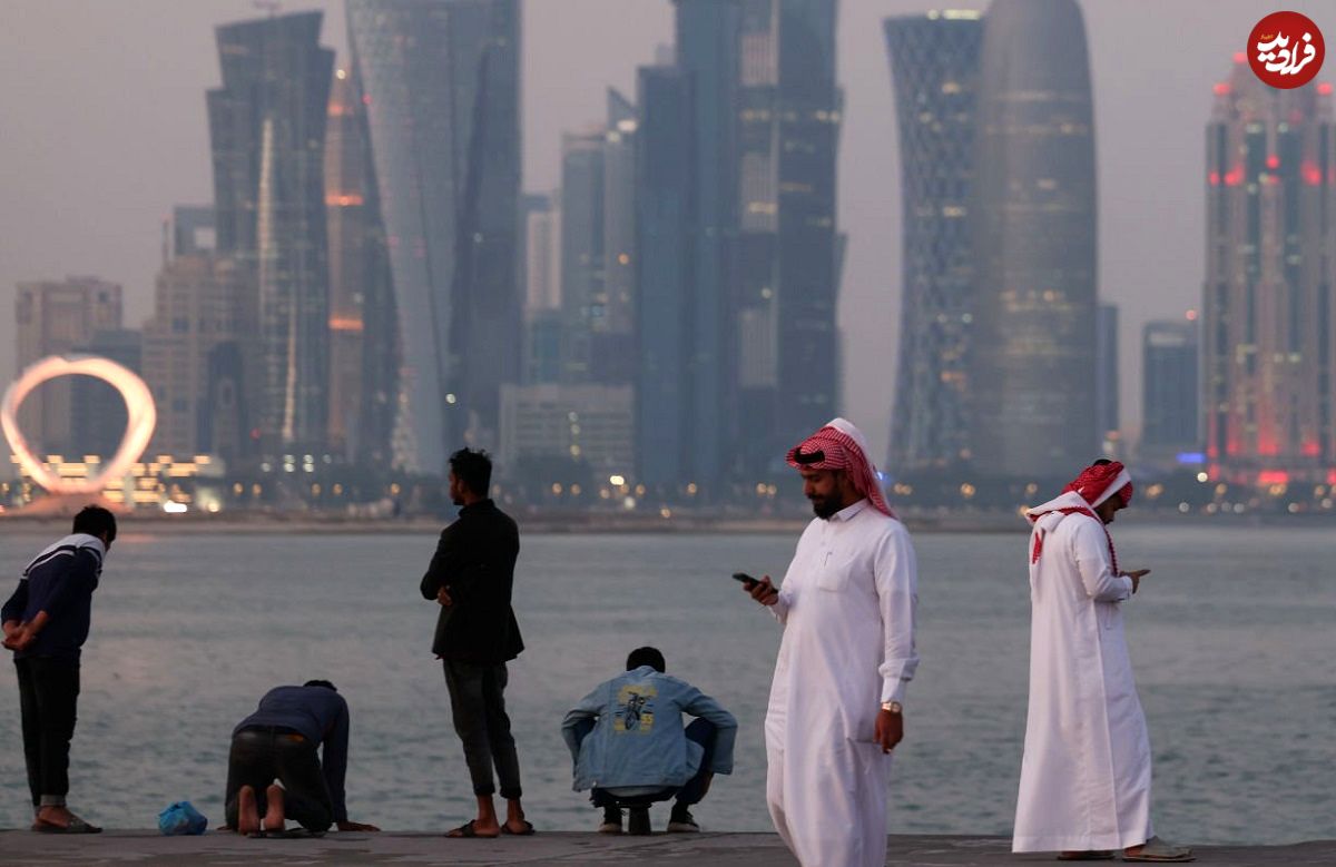 عکس؛ سفر در تاریخ؛ «سه مرد قطری در حال خرید و فروش بز در دوحه»؛ دهه 50