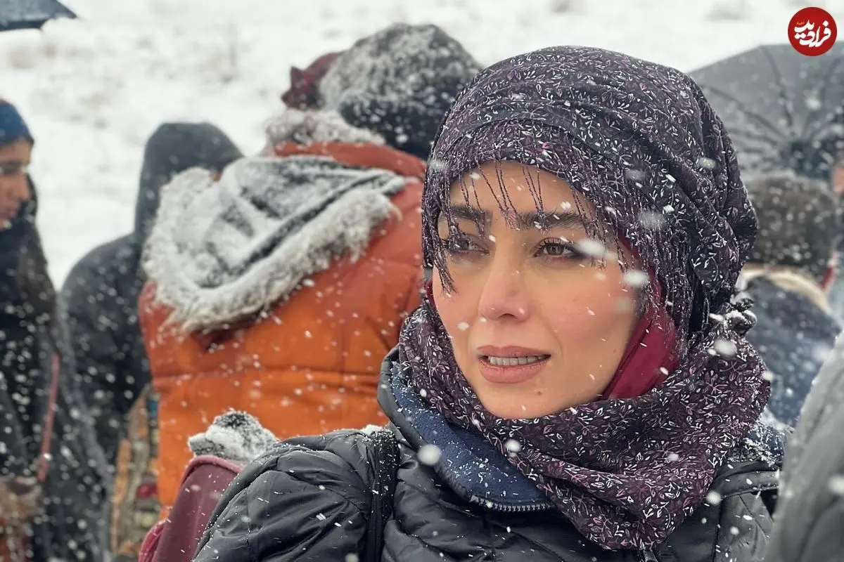 عکس| سفر در زمان؛ «مهیار، روژان و سلمان» در پشت صحنه سریال نون خ؛ سال 1402