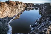 عکس| سفر به ایران قدیم؛ کارگران در حال برداشت نمک در کوه نمک قم؛ سال 1316
