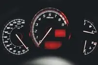 چرا تولیدکنندگان خودرو سرعت نهایی اکثر مدل‌ها را روی ۲۵۰ کیلومتر تنظیم می‌کنند؟