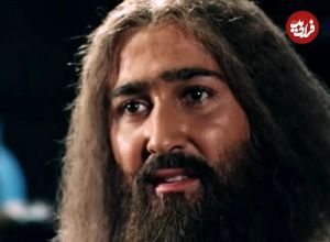 عکس| سفر در زمان؛ «بنیامین» سریال یوسف پیامبر در مقابل حرم حضرت علی؛ سال 96