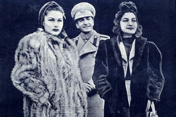 عکس؛ سفر در زمان؛ «محمدرضا پهلوی در کنار فوزیه و خانواده همسر مصری اش»؛ سال 1317