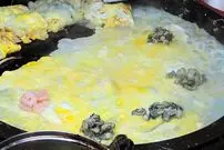 ببینید| غذای خیابانی در تایوان؛ املت صدف دریایی و میگو در تایپه