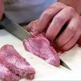 ببینید| غذای خیابانی در ژاپن؛ کباب زبان گاو در توکیو