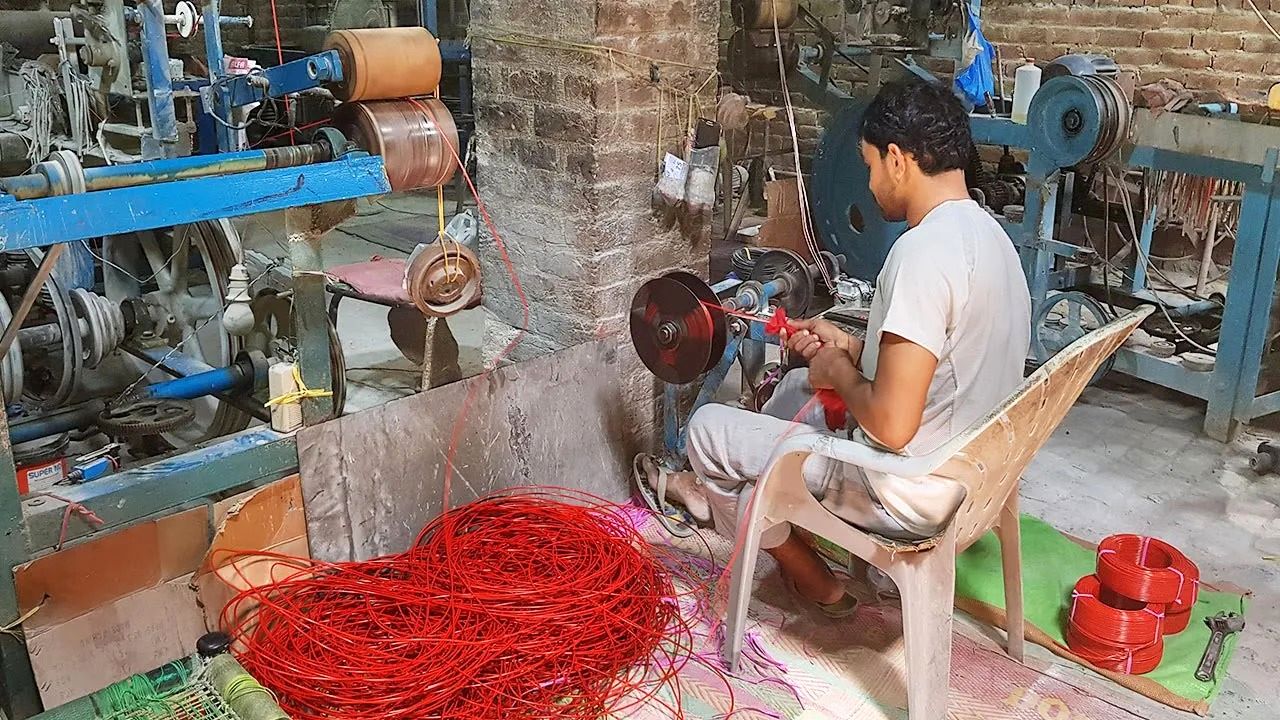 (ویدئو) ببینید پاکستانی ها در چه فرآیند جالبی سیم و کابل برق تولید می کنند