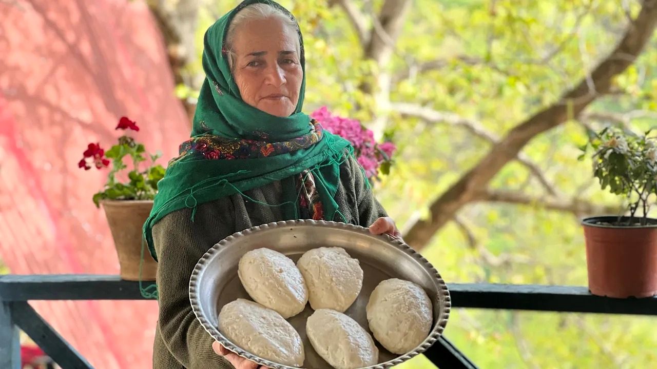 (ویدئو) نحوه درست کردن پنیر محلی ایرانی توسط یک مادربزرگ روستایی