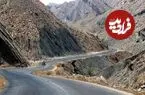 عکس| سفر زمان؛ شترها در حال عبور از جاده کوهستانی بوشهر به شیراز؛ 135 سال قبل