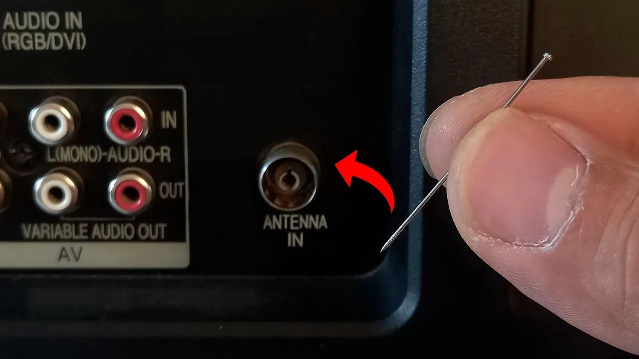 (ویدئو) اگر سوزن ته گرد را به خروجی آنتن تلویزیون متصل کنید، چه اتفاقی می افتد؟