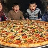 ببینید| غذای روستایی در افغانستان؛ پخت پیتزا در غار توسط زوج افغان