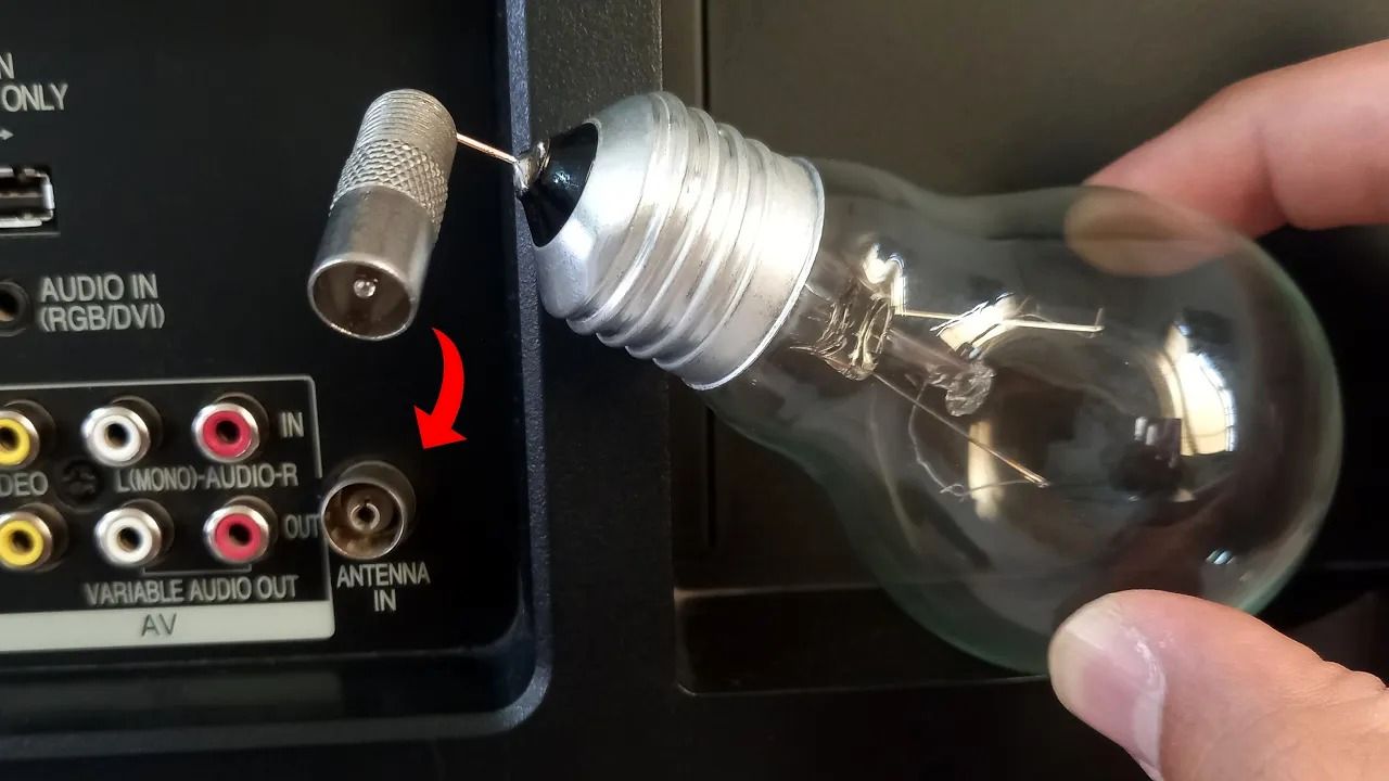 (ویدئو) اگر لامپ رشته ای را به تلویزیون متصل کنید، چه اتفاقی می افتد؟