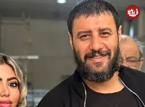 عکس| سفر زمان؛ «جواد عزتی» با پیژامه راه‌راه روی صحنه تئاتر؛ سال 96