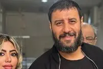 عکس| سفر زمان؛ «جواد عزتی» با پیژامه راه‌راه روی صحنه تئاتر؛ سال 96