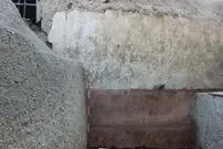 «نیمکت انتظار باستانی» در مقابل یک خانۀ 2هزارساله کشف شد