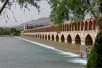 ببینید؛ گردشگر آویزان‌شده از سی‌و‌سه‌پل اصفهان!