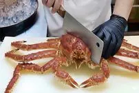 ببینید| غذای خیابانی در تایوان؛ پخت یک غذای محبوب با خرچنگ و صدف در تایپه