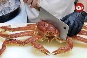 ببینید| غذای خیابانی در تایوان؛ پخت یک غذای محبوب با خرچنگ و صدف در تایپه