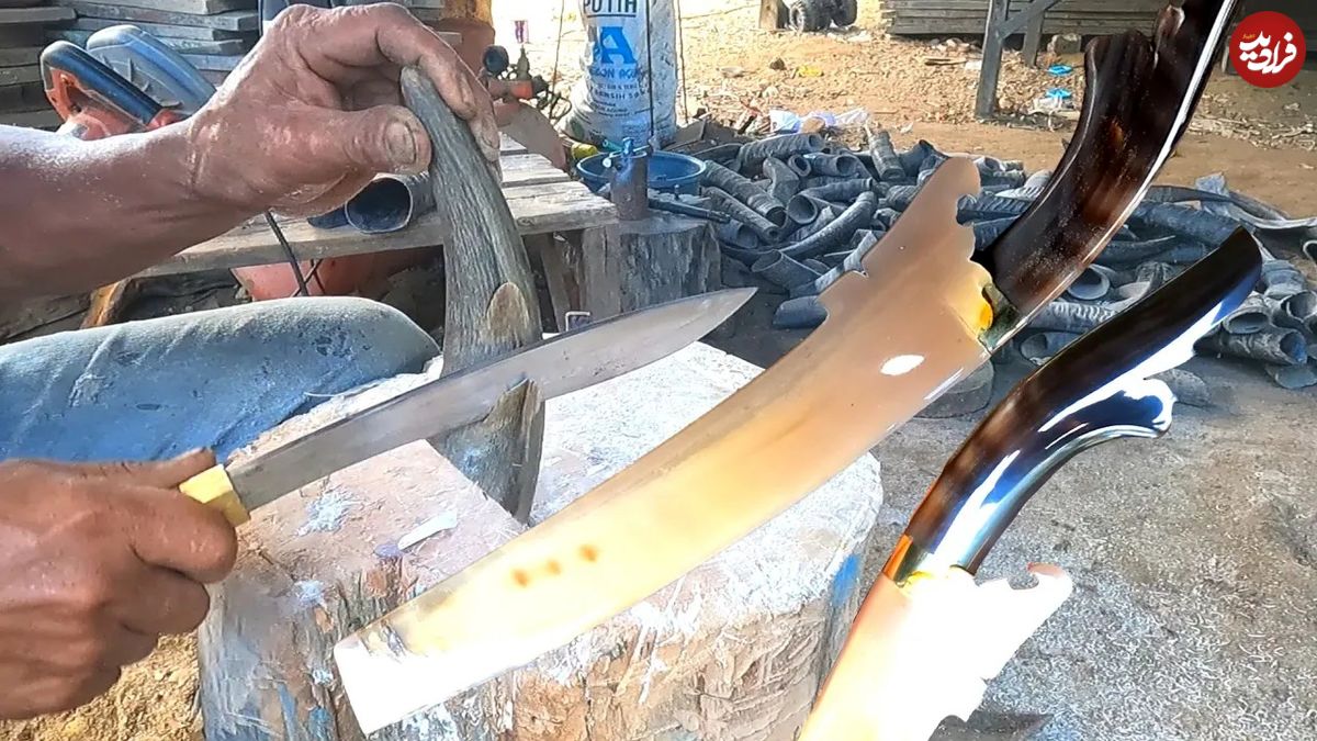 (ویدئو) ببینید این استاد اندونزیایی با چه مهارتی دسته و غلاف چاقو را با شاخ بوفالو می‌سازد