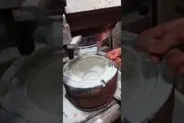 (ویدئو) فرایند جالب تولید ظروف ملامین در یک کارگاه کوچک در پاکستان