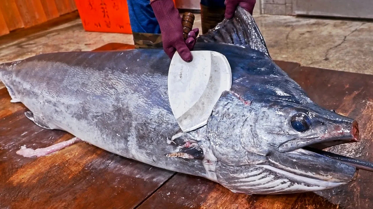 (ویدئو) مهارت آشپز چینی در برش و قطعه قطعه کردن شمشیر ماهی غول پیکر