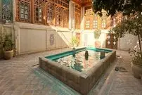 عکس| سفر به ایران قدیم؛ حیاط خانۀ یک تاجر شیرازی؛ 136 سال قبل