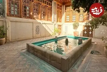 عکس| سفر به ایران قدیم؛ حیاط خانۀ یک تاجر شیرازی؛ 136 سال قبل