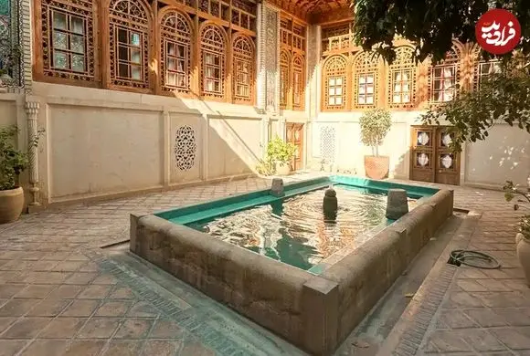 عکس| سفر به ایران قدیم؛ حیاط خانۀ یک تاجر شیرازی؛ 136 سال قبل