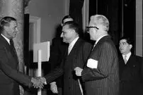 عکس| سفر در زمان؛ افسران ارشد کشورهای عضو پیمان بغداد در حال بازدید از تأسیسات اتمی انگلیس