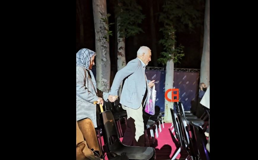 (ویدئو) عاشقانه تحسین برانگیز این پدربزرگ و مادربزرگِ تهرانی در کنسرت علیرضا قربانی