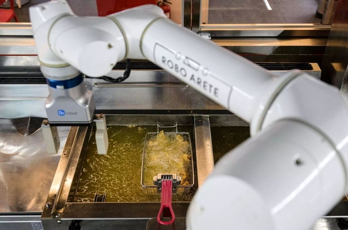 (ویدیو) رباتی که 100 مرغ را در 2 ساعت سوخاری می‌کند!