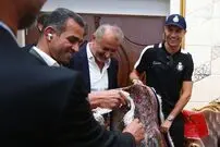( تصاویر) عکس یادگاری رونالدو با هدیه ۳ میلیاردی باشگاه پرسپولیس