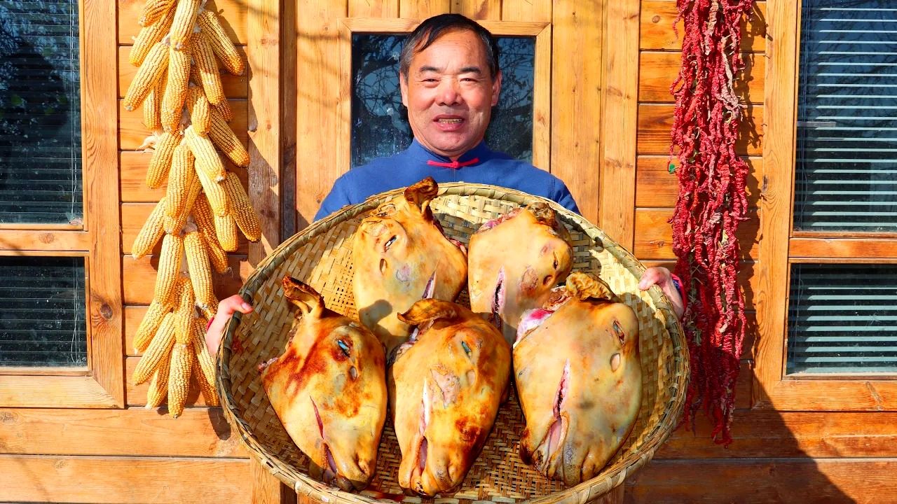 (ویدئو) طبخ متفاوت و دیدنی 5 کله پاچه بره توسط مرد روستایی خوش سلیقه چینی