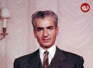 عکس| سفر در زمان؛ «محمدرضا پهلوی» در حال بازدید از یک مدرسه نظامی در مصر؛ سال 1317