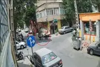 ببینید؛ تصادف مهیب موتورسیکلت با پژو ۲۰۶ در محله سلیمانی تهران