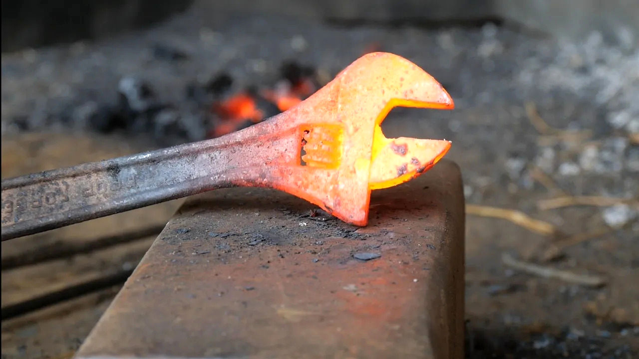(ویدئو) روشی خیره کننده برای ساخت چاقو از آچار فرانسه قدیمی زنگ زده 