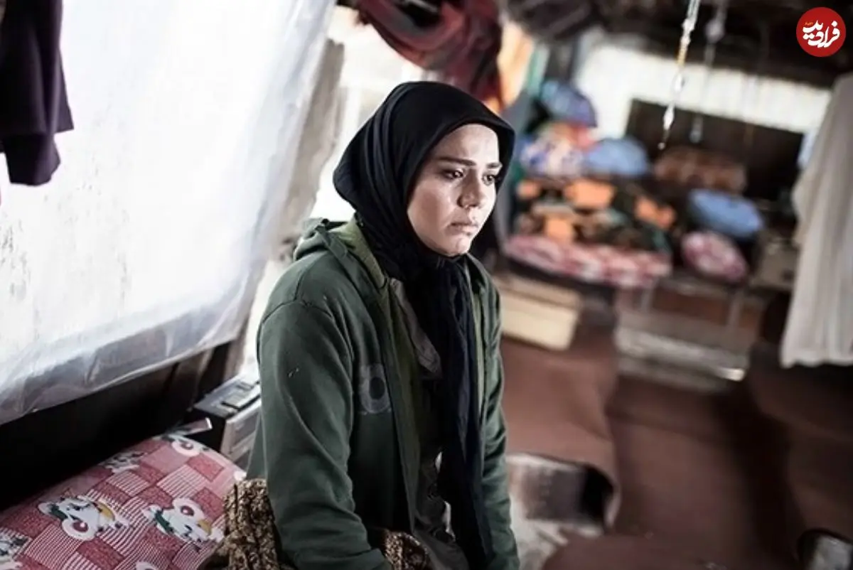 عکس| سفر زمان؛ بازیگر نقش «باران» در حال امضای پوستر سریال «آوای باران» در یک مراسم