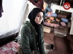 عکس| سفر زمان؛ بازیگر نقش «باران» در حال امضای پوستر سریال «آوای باران» در یک مراسم