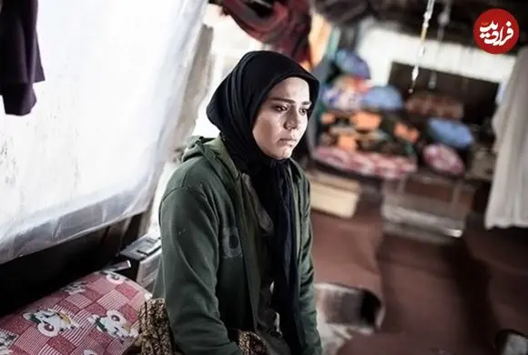 عکس| سفر زمان؛ بازیگر نقش «باران» در حال امضای پوستر سریال «آوای باران» در یک مراسم