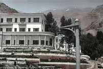 (عکس) سفر در زمان؛ «معصومه دَده‌بالا» با چادر در مقبره فردوسی؛ دهه 40