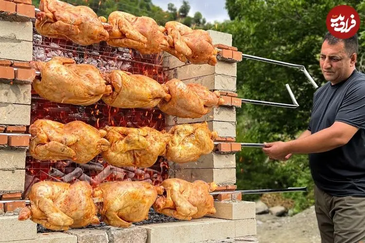 ببینید| غذای روستایی در آذربایجان؛ کباب کردن 12 مرغ به روشی خلاقانه و جالب