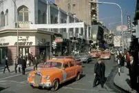 (عکس) تهران قدیم؛ «کافه آیبتا، نبش لاله زار نو و تیپ عابران»؛ سال 1308