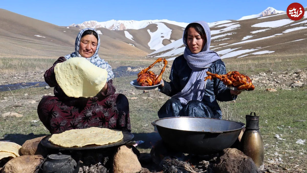 (ویدئو) پخت مرغ در بیابان های افغانستان به سبک دو بانوی عشایر افغان
