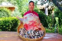 ببینید؛ غذای روستایی در چین؛ پخت یک آبگوشت متفاوت با ران بره و 40 کله ماهی
