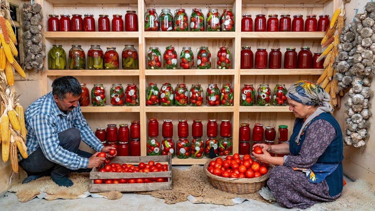 (ویدئو) رب گوجه بازاری نخرید؛ به روش این زوج روستایی آذربایجانی درخانه درست کنید