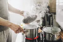 ترفند از بین بردن کف روی آب گوشت در حال پخت 