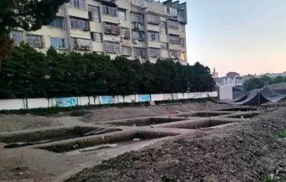 (تصاویر) کشف غافلگیرکنندۀ «چاه‌های پر از گنج» در حیاط یک مدرسه در چین