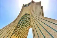 عکس؛ یک قاب منحصربفرد؛ دماوند پرشکوه در دل برج آزادی